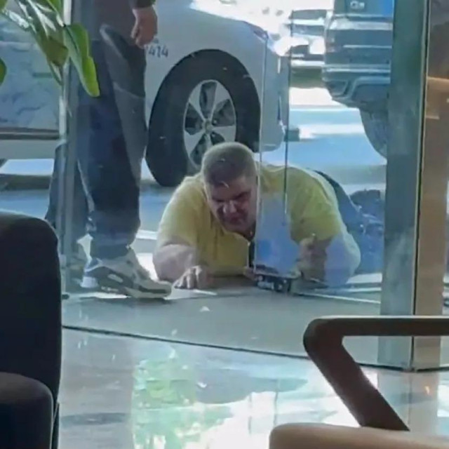 Pretučeni Saša Mirković na ulazu hotela