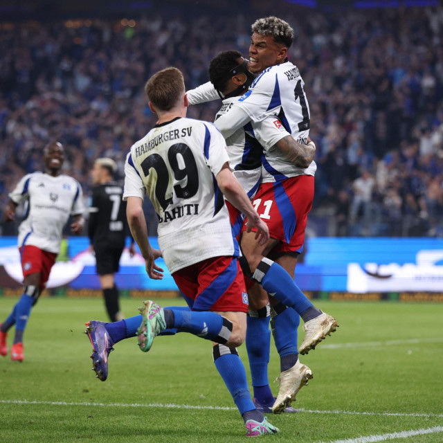 Emir Sahiti (29) slavi sa svojim suigračima iz HSV-a 