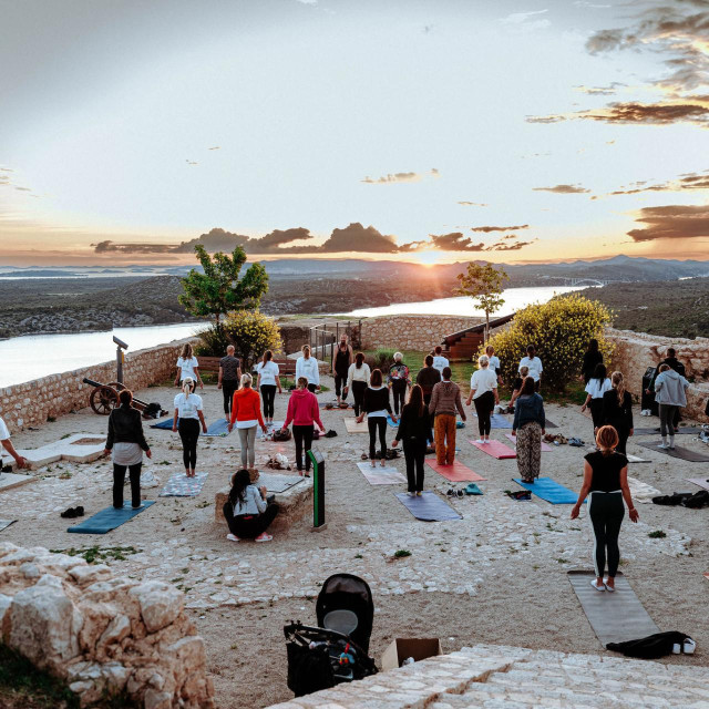 Jogom u zalazak sunca