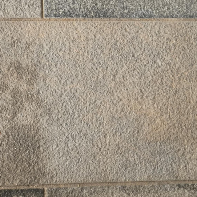 Primjer vanjske podne pločice očišćene do pola