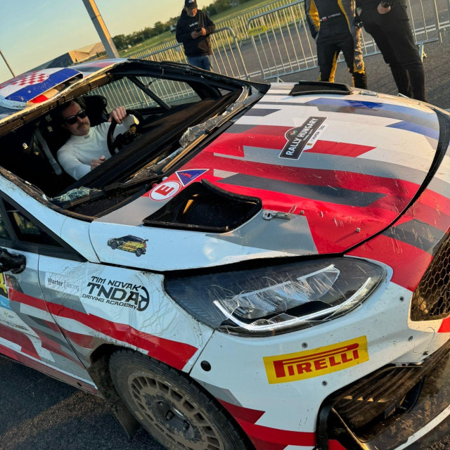 Oštećeni automobil Martina i Dore Ravenščak