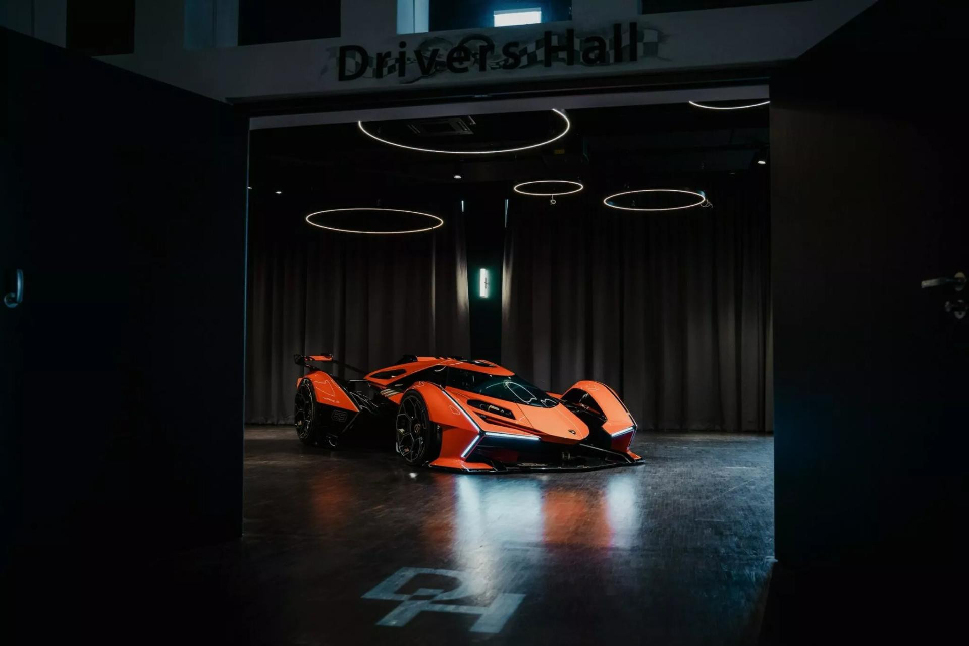 Lamborghini oživilo futuristický koncept Vision GT. Nový dizajn v oranžovej farbe ukazuje, čo by sa stalo, keby značka nemusela rešpektovať žiadne limity.