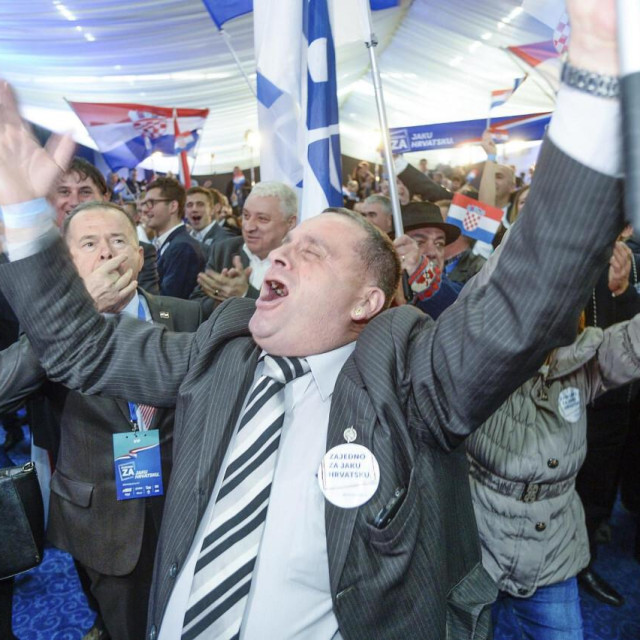 Branko Tunić (u sredini)