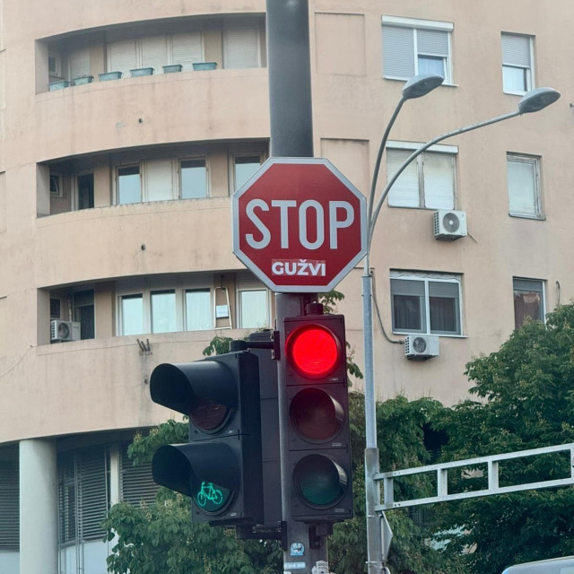 Znakovi ”STOP” s naljepnicama