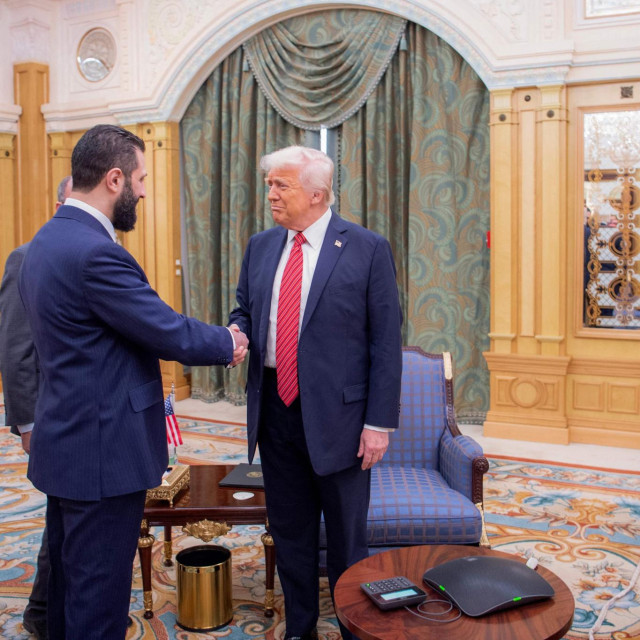 Trump se rukuje s privremenim predsjednikom Sirije