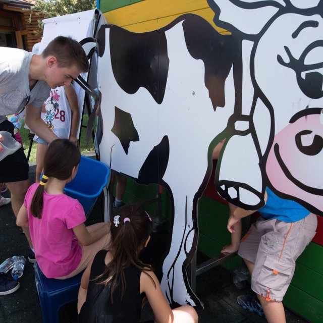 Učenici muzu mehaničku kravu