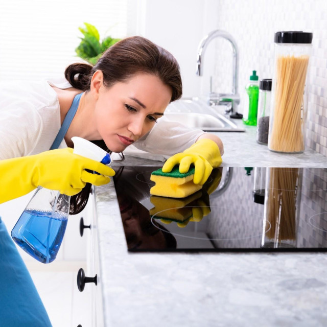 Pri čišćenju staklene ploče za kuhanje ne koristite snagu - ni abrazivne materijale