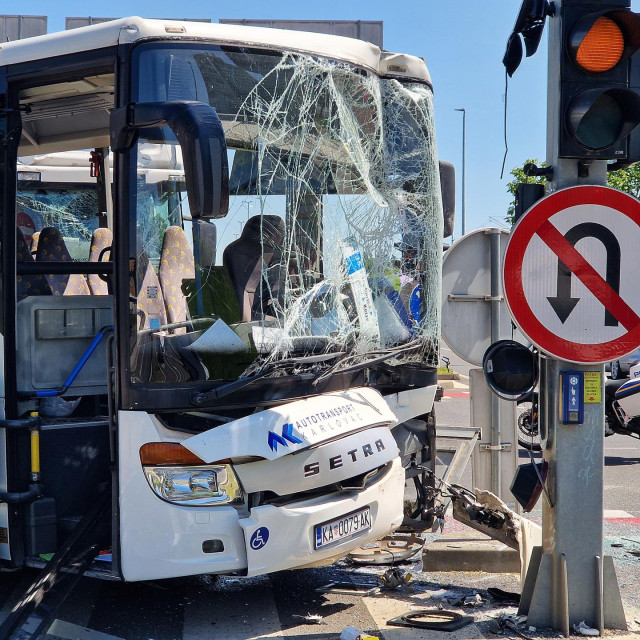 Sudar kamiona i autobusa na križanju Smičiklasove i brze ceste u centru grada. Nije bilo teže ozlijeđenih