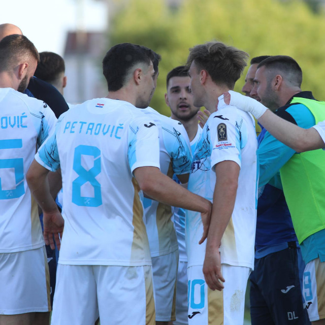 Toni Fruk slavi s igračima Rijeke