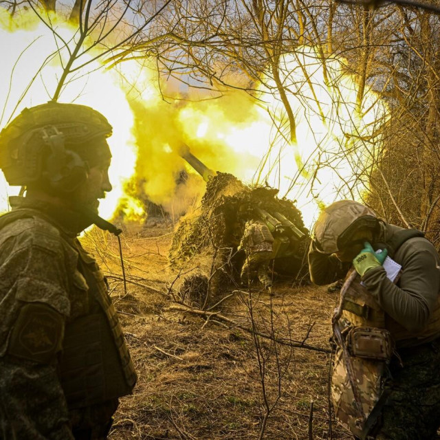 Ruski vojnici pucaju iz haubice