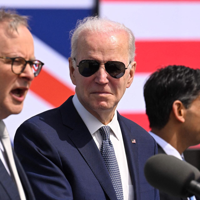 Joe Biden (desno)
