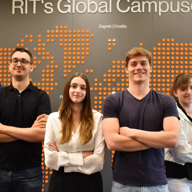 Studenti RIT Croatia rade na stvarnim projektima u suradnji s industrijom: na slici student Michel Brassard i članovi tima koji su razvili REALEX.in platformu.