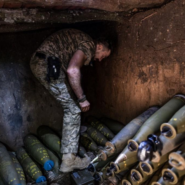 Ukrajinski vojnik priprema granate od 155 mm za paljbu na svom topničkom položaju