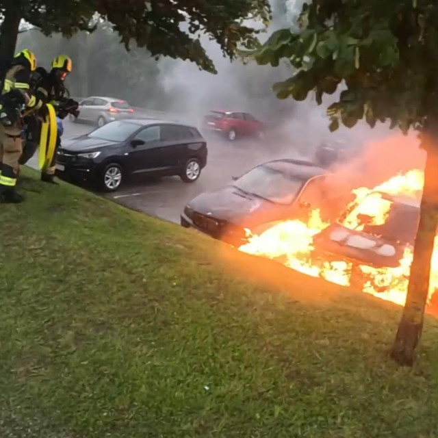 požar auta na Remetskoj cesti u Zagrebu