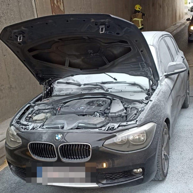BMW koji je planuo kod podvožnjaka