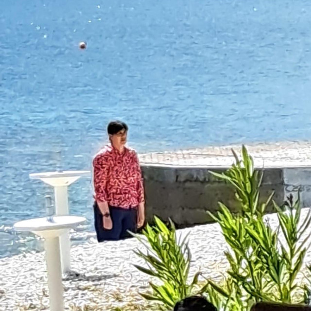 Laura Kövesi na plaži u Fažani