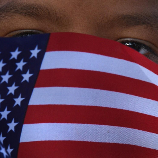 Imigrant s američkom zastavom