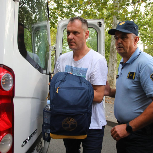 Privođenje osumnjičenih za malverzacije u INI na Županijski sud.
Na fotografiji: Damir Škugor