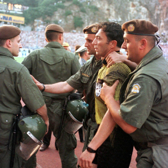 Pomoćni sudac Zoran Krečak napušta teren Kantride 1999.