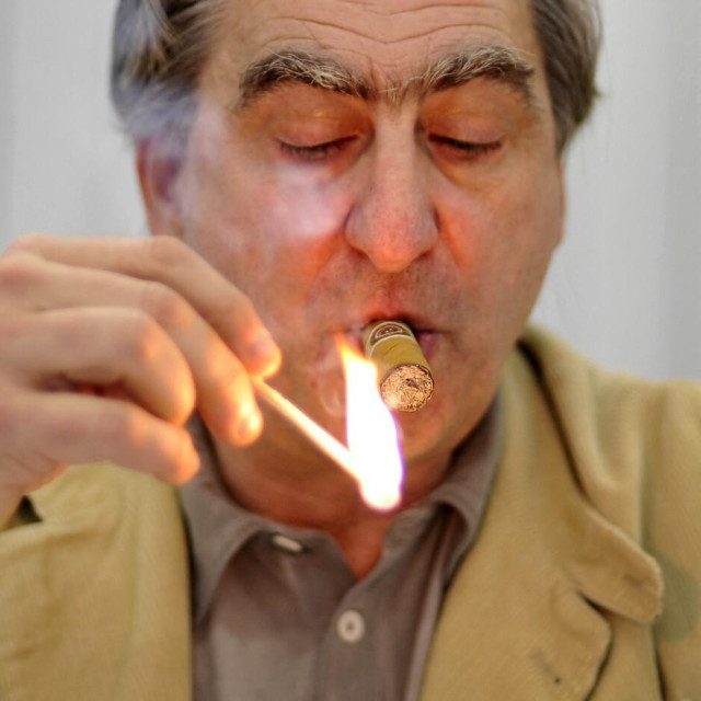 Hayek otvoreno pokazuje prezir prema financijskoj zajednici, nerado komunicira s analitičarima i investitorima, a na sastancima zna zapaliti i cigaru.