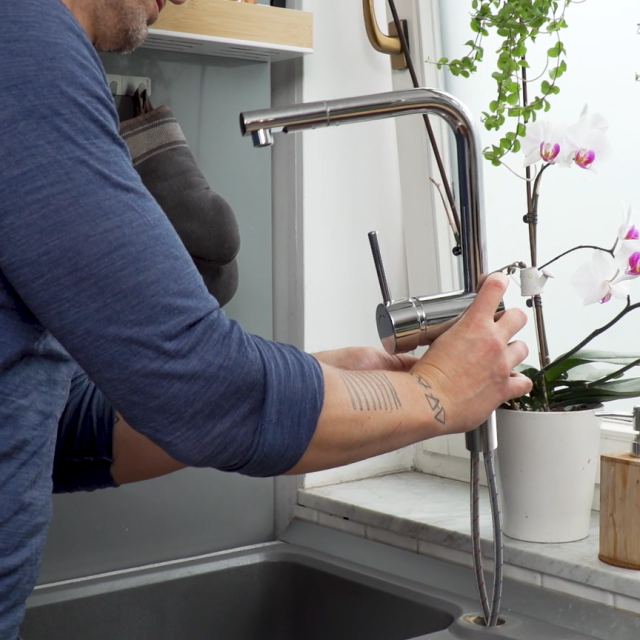 Uz upute majstora Luke, nova će slavina u času biti postavljena 