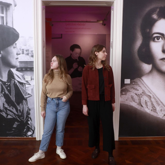 Priča o Dori Pfanovovoj, na izložbi ‘Historija zaborava‘ (na fotografiji je ona desno)