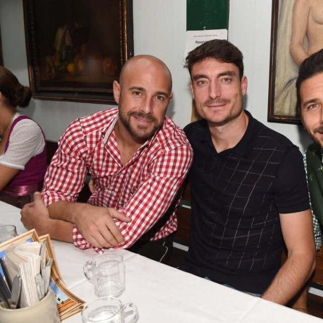 Pepe Reina sa suigračima iz Bayerna na Oktoberfestu
