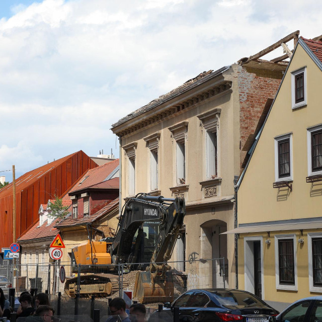 Uklanjanje manje zgrade u poznatoj ulici