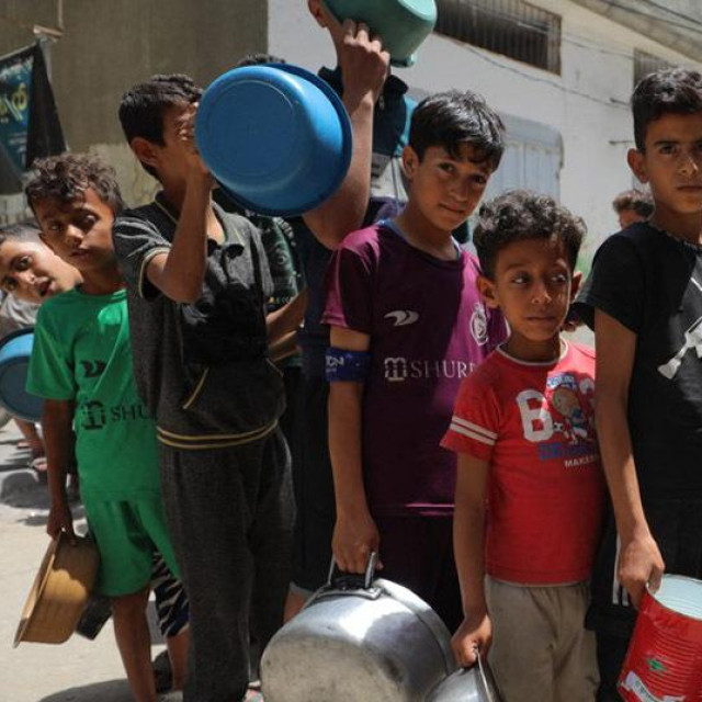 Djeca u Gazi čekaju na obrok (lijevo), Tom Fletcher (desno)