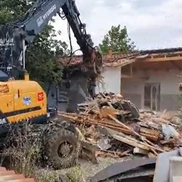 Rušenje bespravno izgrađenih objekata u Istri