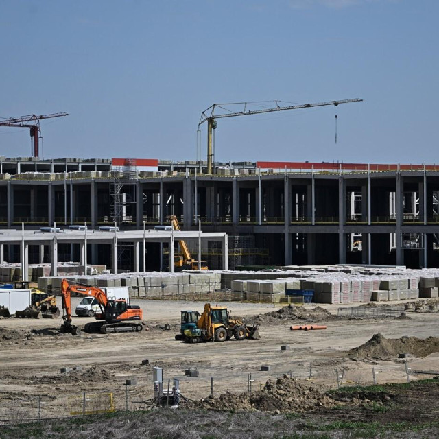Fotografija prikazuje gradilište tvornice kineskog proizvođača baterija CATL-a u blizini drugog najvećeg mađarskog grada Debrecena. Tvrtka gradi svoju drugu europsku tvornicu uz podršku mađarske vlade.