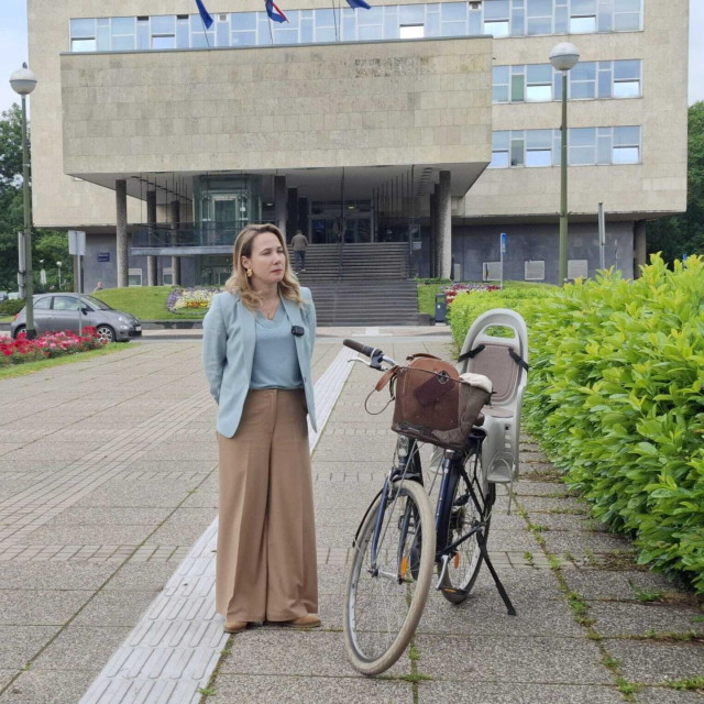 Marija Selak Raspudić ispred Gradskog poglavarstva stigla biciklom.