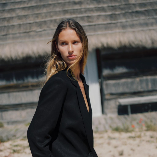 Zara sako do lana (39,95 eura) i bermude visokog struka od lana (22,95 eura)