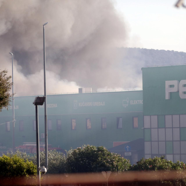 Požar centra Pevex u Kaštel Sućurcu