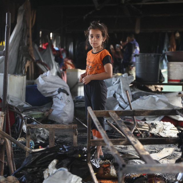Palestinska curica među ruševinama