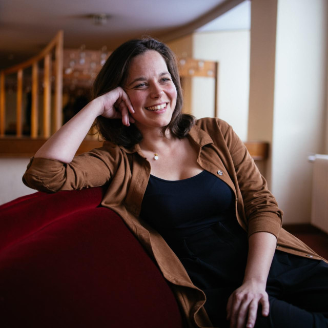‘Moja generacija odrasla je u vremenu nesigurnosti, za drugačije i ne znamo... Meni bi srednja klasa bila da netko ima krov nad glavom i dovoljno da ne oskudijeva u hrani, a nekome je srednja klasa to da se ide na more‘, kaže Jovana Tomić