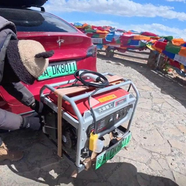 Kinez je ugradio benzinski agregat na Teslu