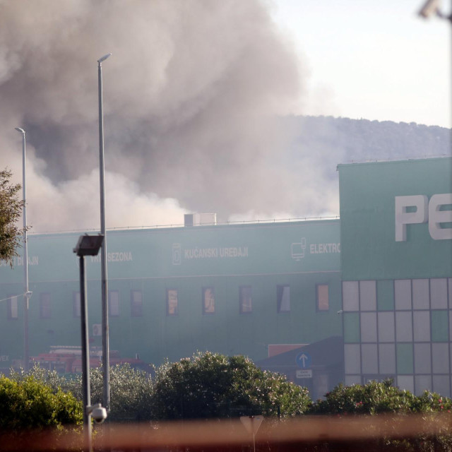 Požar u Pevexovom skladištu u Kaštel Sućurcu