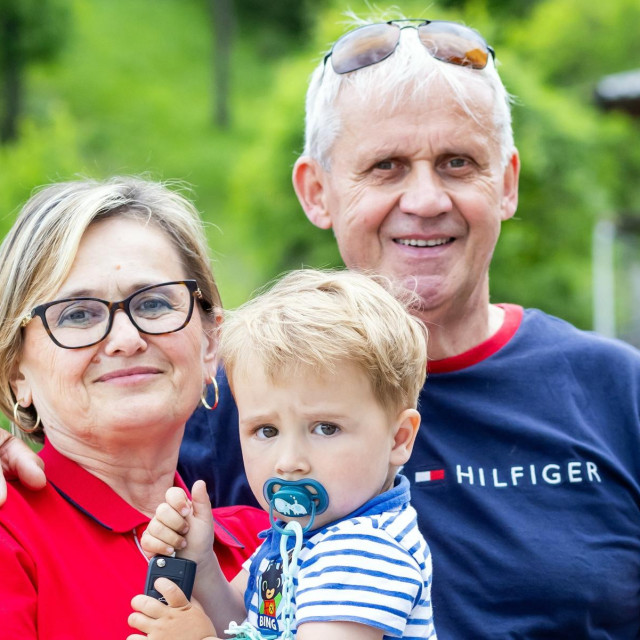 Alojz i Dubravka Koletić s unukom Viktorom
