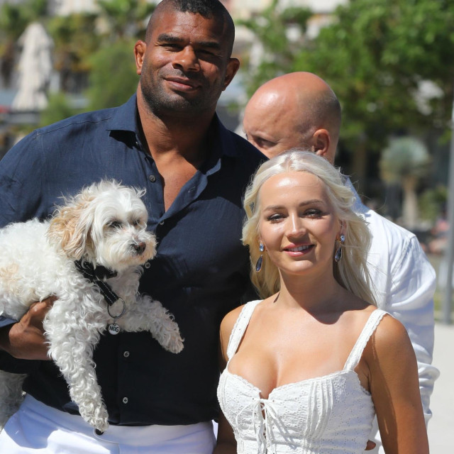 Alistair Overeem sa budućom suprugom Sophie i kumom Antom Bonačićem ukrcava se na kruzer Cristal sa kojim idu do Dubrovnika na vjenčanje