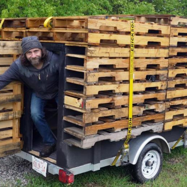 Kamper maskiran u hrpu paleta