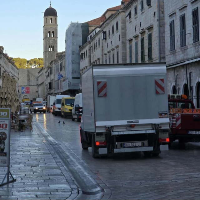 Stradun u ponedjeljak, gotovo se nije moglo prolaziti od kamiona i dostavnih vozila