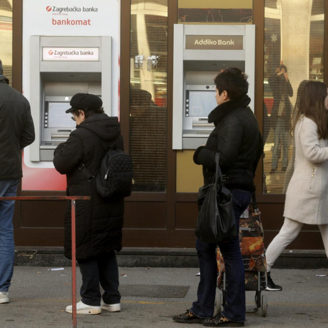 Gužva ispred bankomata i banaka