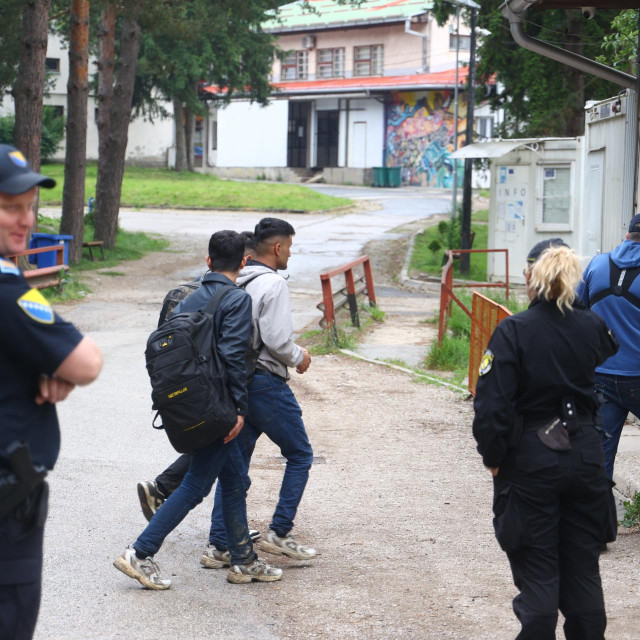 Policija osigurava migrantski kamp u Blažuju pokraj Sarajeva nakon sinoćnje pucnjave pri čemu je više osoba ozlijeđeno