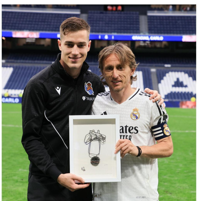 Luka Sučić urucio simbolican dar u ime Real Sociedada, na Bernabeu, svom imenjaku i kapetanu, Modriću