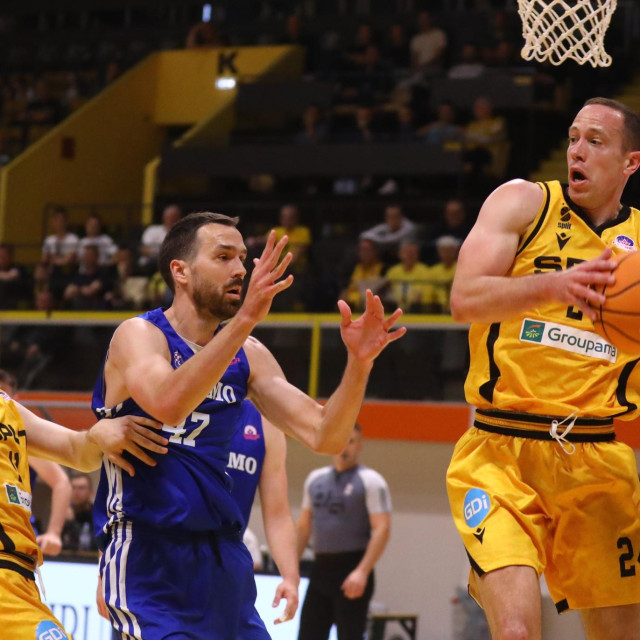 Split je pobijedio Dinamo i izjednačio