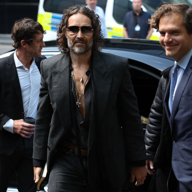 Russell Brand dolazi na sud