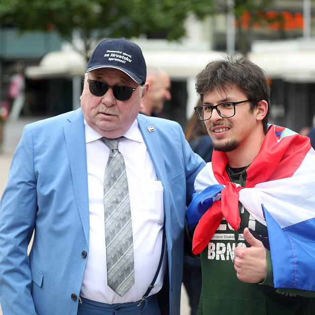 Vladimir Šeks s građanima