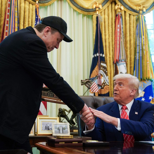 Elon Musk rukuje s predsjednikom SAD-a Donaldom Trumpom
