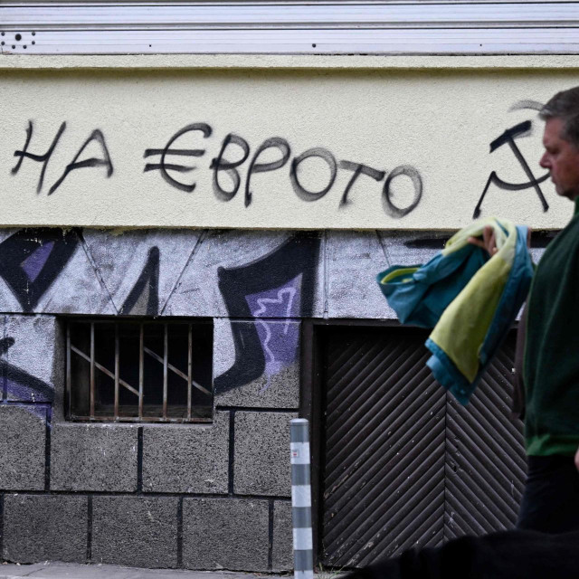 Sofija, muškarac prolazi pored grafita na kojem piše ”Ne euru”- Očekuje se da će Bugarska u lipnju dobiti zeleno svjetlo iz Bruxellesa za uvođenje eura — no takav scenarij uznemirava mnoge građane.